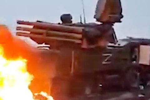 Ukrainische Bauern setzen russisches Raketen-System in Brand