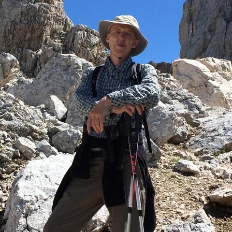Autor Kester Schlenz beim Wandern in den Bergen von Südtirol. Das Hemd ist zwar hässlich, aber atmungsaktiv