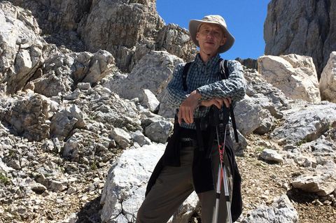 Autor Kester Schlenz beim Wandern in den Bergen von Südtirol. Das Hemd ist zwar hässlich, aber atmungsaktiv