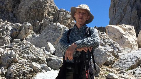 Autor Kester Schlenz beim Wandern in den Bergen von Südtirol. Das Hemd ist zwar hässlich, aber atmungsaktiv