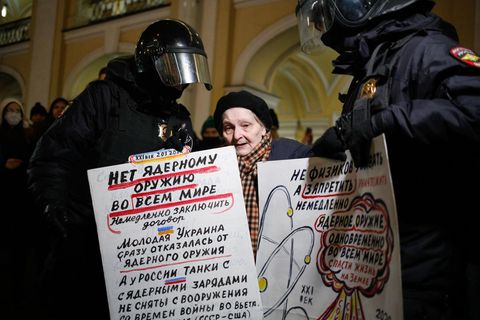 Dieses Foto der russischen Staatsagentur Tass zeigt Jelena Osipowa bei ihrem Protest am 2. März in St. Petersburg