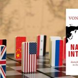 Klaus von Dohnanyi: Nationale Interessen  Orientierung für deutsche und europäische Politik in Zeiten globaler Umbrüche  Spieldauer: 7 Std. und 36 Min.  Nüchtern legt der Politiker Klaus von Dohnanyi dar, warum Deutschland sich geopolitisch nicht auf "Wertegemeinschaften" oder "Freundschaften" verlassen dürfe. Vielmehr müsse Deutschland und die EU ihre eigenen Interessen klar formulieren und mit realistischem Augenmaß verfolgen. Ansonsten drohe die Union im Ringen zwischen den USA, China und Russland aufgerieben zu werden. Grundsätzliche Kurskorrekturen in der äußeren Sicherheit, der Industrie- und Wirtschaftspolitik sind für den ehemaligen Hamburger Oberbürgermeister zwingend: Weg von einseitigen Abhängigkeiten, hin zu einer Politik der Eigenverantwortung. Noch vor dem Ukraine-Krieg geschrieben und plötzlich brandaktuell.