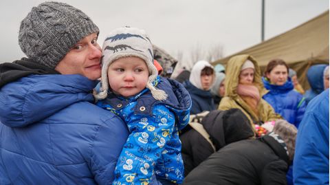 Ukrainische Flüchtende an der Grenze zu Moldawien – auch hier stauen sich Menschen und Autos viele Kilometer lang