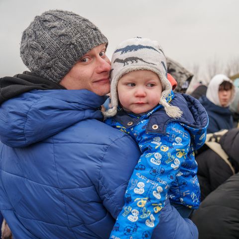 Ukrainische Flüchtende an der Grenze zu Moldawien – auch hier stauen sich Menschen und Autos viele Kilometer lang