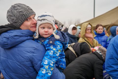 Ukrainische Flüchtende an der Grenze zu Moldawien – auch hier stauen sich Menschen und Autos viele Kilometer lang