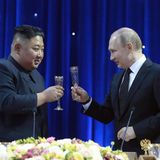 Nordkoreas Machthaber Kim Jong Un und Wladimir Putin prosten sich zu