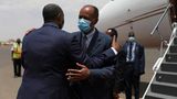 Abdel Fattah Burhan (l), Präsident des Souveränen Rates des Sudans, begrüßt Isaias Afewerki, Präsident von Eritrea