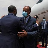 Abdel Fattah Burhan (l), Präsident des Souveränen Rates des Sudans, begrüßt Isaias Afewerki, Präsident von Eritrea