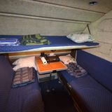 Gemütlich wie in einem Eisenbahnabteil auf der transsibirischen Eisenbahn: Hinter dem Cockpit schließen sich mehrere Schlafkojen für die Crews an.
