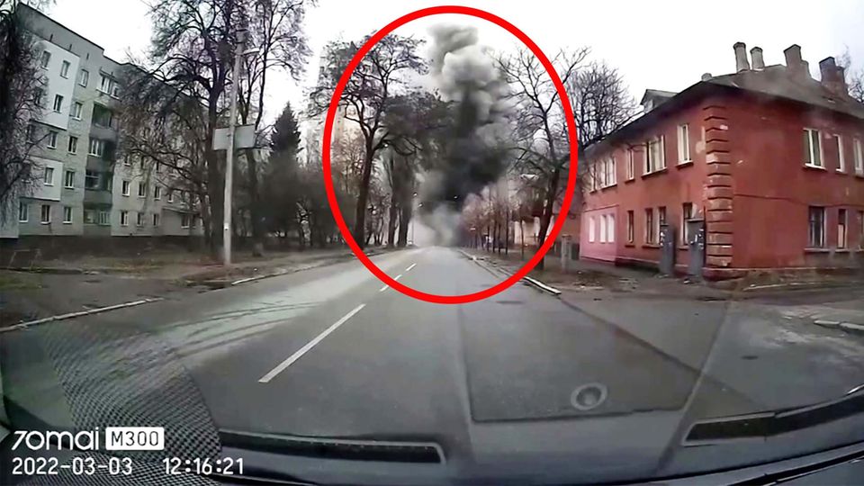 Amateuraufnahmen: Russland bombardiert ukrainische Städte – Dashcam dokumentiert Explosion