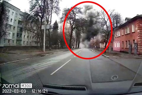 Amateuraufnahmen: Russland bombardiert ukrainische Städte – Dashcam dokumentiert Explosion