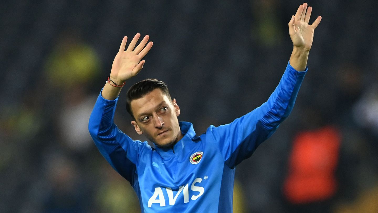 Mesut Ozil Fenerbahce 2021-22
