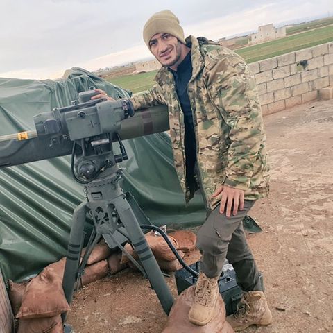 Suheil al-Hamoud mit der vergleichweise sperrigen Tow-Rakete.