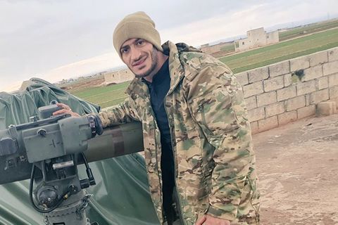 Suheil al-Hamoud mit der vergleichweise sperrigen Tow-Rakete.