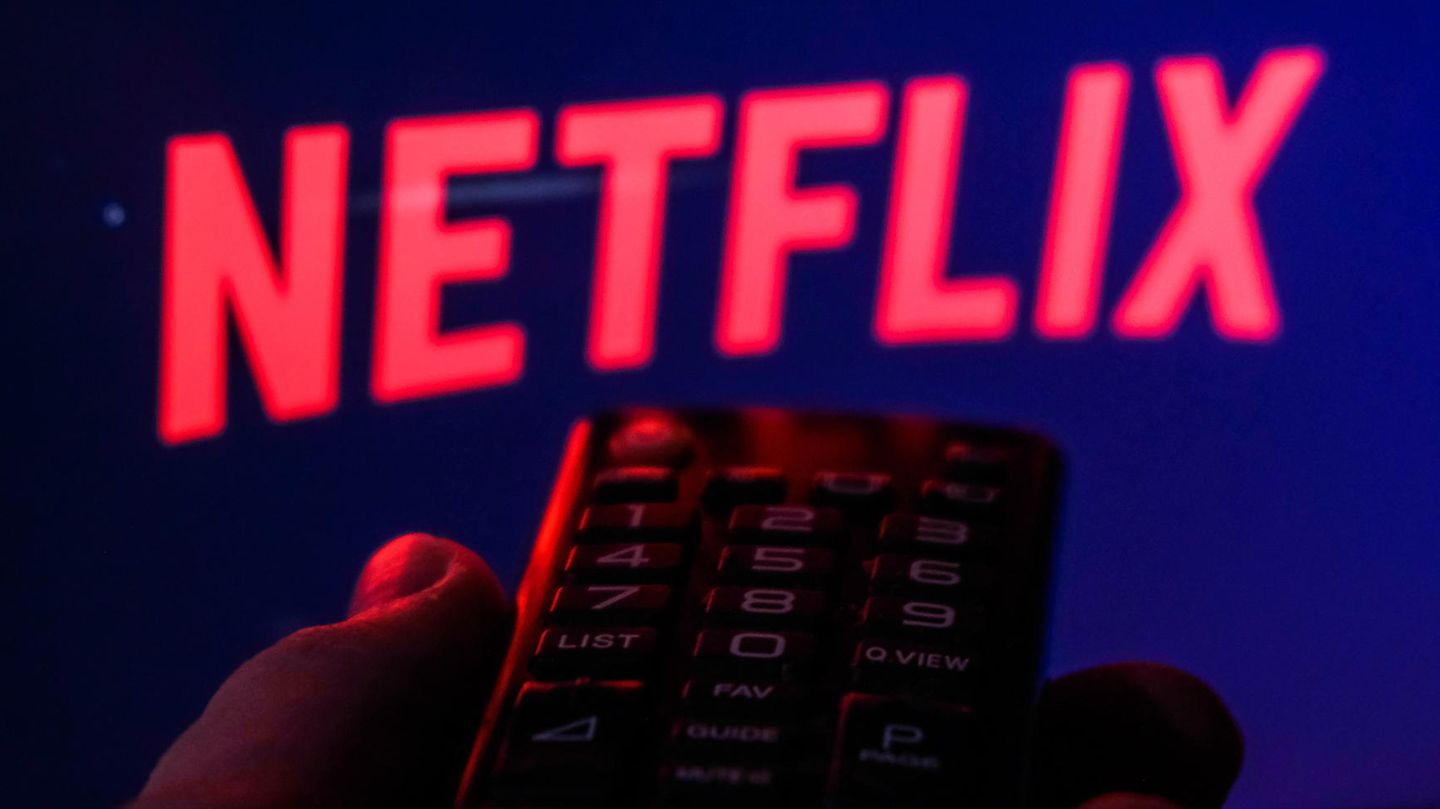 Netflix-Logo auf einem Fernseher