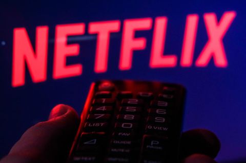 Netflix-Logo auf einem Fernseher