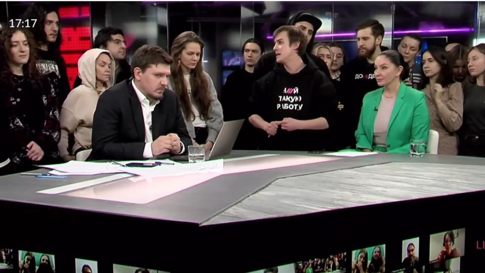 The Dozhd team bids farewell to their viewers in tears 