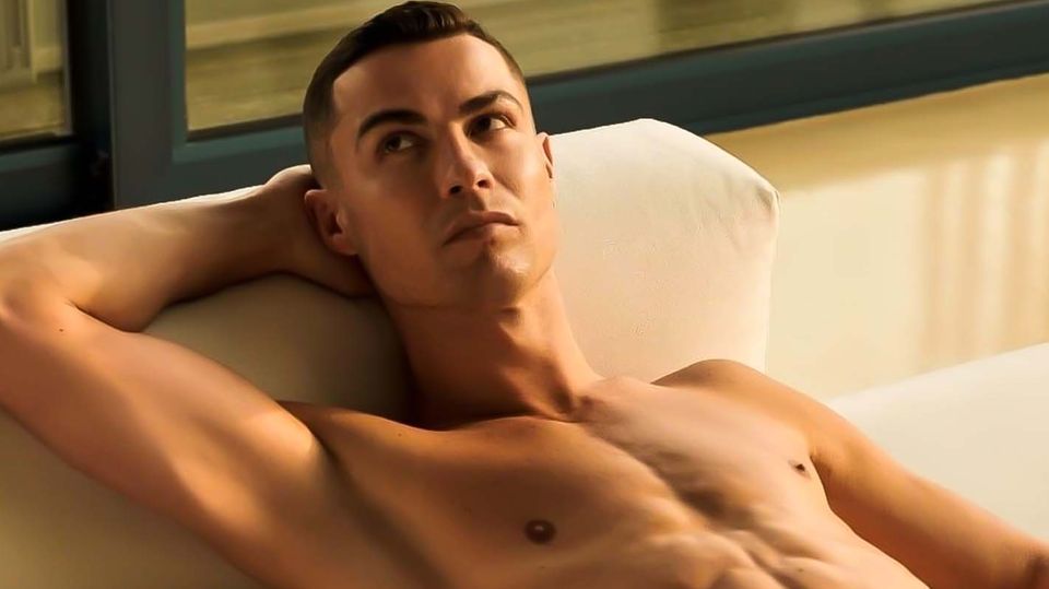 Cristiano Ronaldo oberkörperfrei auf dem Sofa