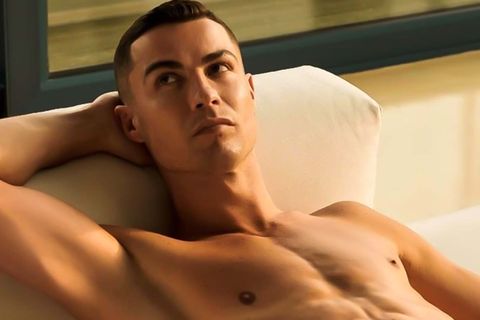 Cristiano Ronaldo oberkörperfrei auf dem Sofa