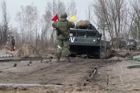 Ukraine-Krieg: Panzer, Truppen- und Materialtransporter: Russland zeigt erste Bilder vom Aufmarsch vor Kiew