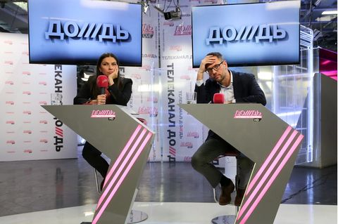 Generaldirektorin des Senders Dozhd Natalja Sindejewa und der Hauptinvestor Alexander Winokurow bei einer Live-Schalte 2014