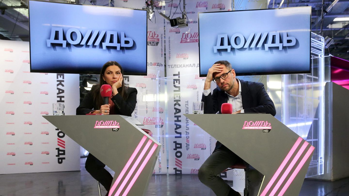 Generaldirektorin des Senders Dozhd Natalja Sindejewa und der Hauptinvestor Alexander Winokurow bei einer Live-Schalte 2014