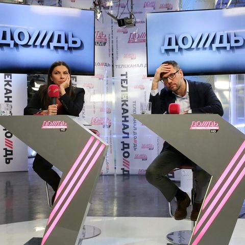 Generaldirektorin des Senders Dozhd Natalja Sindejewa und der Hauptinvestor Alexander Winokurow bei einer Live-Schalte 2014