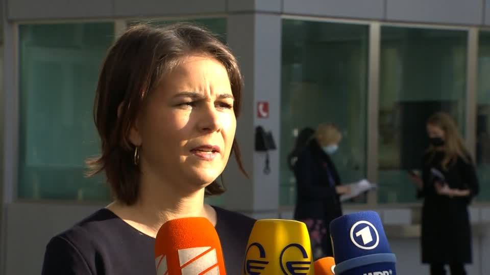 Gegen Russland: "Gezielt in das Machtzentrum Putins treffen": Baerbock kündigt weitere Sanktionen an
