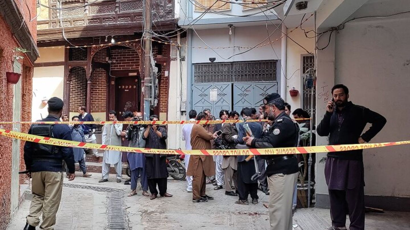 Menschen stehen nach dem Bombenanschlag um die betroffene Moschee
