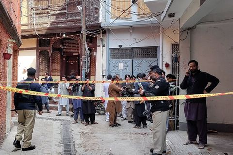 Menschen stehen nach dem Bombenanschlag um die betroffene Moschee
