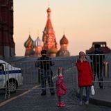 Polizisten versperren einer Mutter und ihrem Kind den Weg. Aus Angst vor Protesten direkt vor den Kreml-Mauern, lässt Wladimir Putin seit Tagen den Roten Platz abriegeln, den zentralen Platz der russischen Hauptstadt, an dem sonst das Leben pulsiert. 