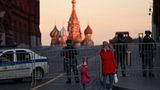 Polizisten versperren einer Mutter und ihrem Kind den Weg. Aus Angst vor Protesten direkt vor den Kreml-Mauern, lässt Wladimir Putin seit Tagen den Roten Platz abriegeln, den zentralen Platz der russischen Hauptstadt, an dem sonst das Leben pulsiert. 