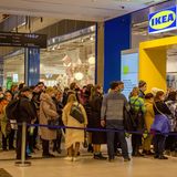 Auch vor der Moskauer Ikea-Filiale Rostokino bildeten sich lange Schlangen. Lautsprecherdurchsagen forderten die Wartenden auf, nach Hause zu gehen, da nicht mehr alle vor Ladenschluss bedient werden könnten.