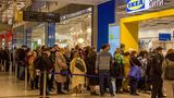 Auch vor der Moskauer Ikea-Filiale Rostokino bildeten sich lange Schlangen. Lautsprecherdurchsagen forderten die Wartenden auf, nach Hause zu gehen, da nicht mehr alle vor Ladenschluss bedient werden könnten.