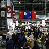 Am Donnerstagabend kam es in zahlreichen russischen Ikea-Filialen, wie hier in Khimki, zu massenhaften Last-Minute-Käufen. Zuvor hatte der Möbelriese angekündigt, ab Freitag 17 Filialen und drei Produktionsstätten in Russland zu schließen.