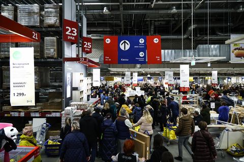 Am Donnerstagabend kam es in zahlreichen russischen Ikea-Filialen, wie hier in Khimki, zu massenhaften Last-Minute-Käufen. Zuvor hatte der Möbelriese angekündigt, ab Freitag 17 Filialen und drei Produktionsstätten in Russland zu schließen.
