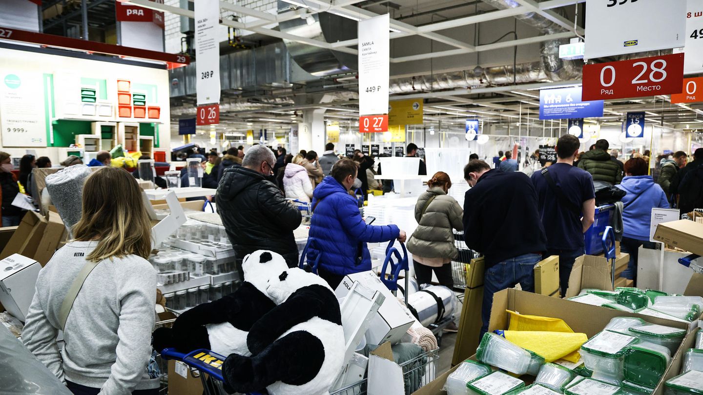 Ikea spricht von einer "vorübergehenden" Schließung. Doch viele Russen fürchteten offenbar, dass die schwedischen Möbelhäuser so schnell nicht wieder öffnen. Schweden unterstützt die Ukraine im Krieg mit Russland unter anderem mit Waffenlieferungen.