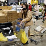 Lange Schlangen bildeten sich am Donnerstag auch in Omsk. Russland ist für Ikea in den letzten Jahren zu einem wichtigen Markt geworden. Von den Schließungen sind laut Konzern 15.000 Mitarbeiter betroffen. Das Unternehmen versprach, diese zu unterstützen.
