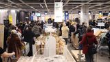 Auch der Ikea Jekaterinburg war am letzten Tag vor der Schließung überfüllt. Im Gegensatz zu den Möbelhäusern will der schwedische Konzern die ebenfalls in Russland betriebenen Shopping Centre namens "Mega" offen lassen, damit die Bevölkerung weiter Lebensmittel und Medikamente einkaufen kann.