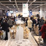 Auch der Ikea Jekaterinburg war am letzten Tag vor der Schließung überfüllt. Im Gegensatz zu den Möbelhäusern will der schwedische Konzern die ebenfalls in Russland betriebenen Shopping Centre namens "Mega" offen lassen, damit die Bevölkerung weiter Lebensmittel und Medikamente einkaufen kann.