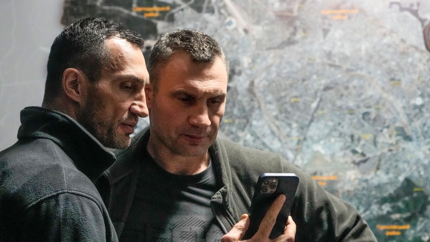 Wladimir und Vitali Klitschko schauen auf ein Handy Wladimir und Vitali Klitschko schauen auf ein Handy