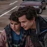 Am Tag nach dem Überfall verschwindet Daniel (Joel Basman) mit seiner kleinen Tochter Mila (Lara Krymalowski) - was neue Probleme nach sich zieht.  Das ZDF zeigt die sechs Folgen von "Der Überfall" an drei aufeinanderfolgenden Wochenenden, jeweils freitags ab 21.15 Uhr und samstags ab 21.45 Uhr. Los geht's am heutigen Freitag, 4. März.   Sämtliche Folgen gibt es bereits jetzt in der ZDF-Mediathek