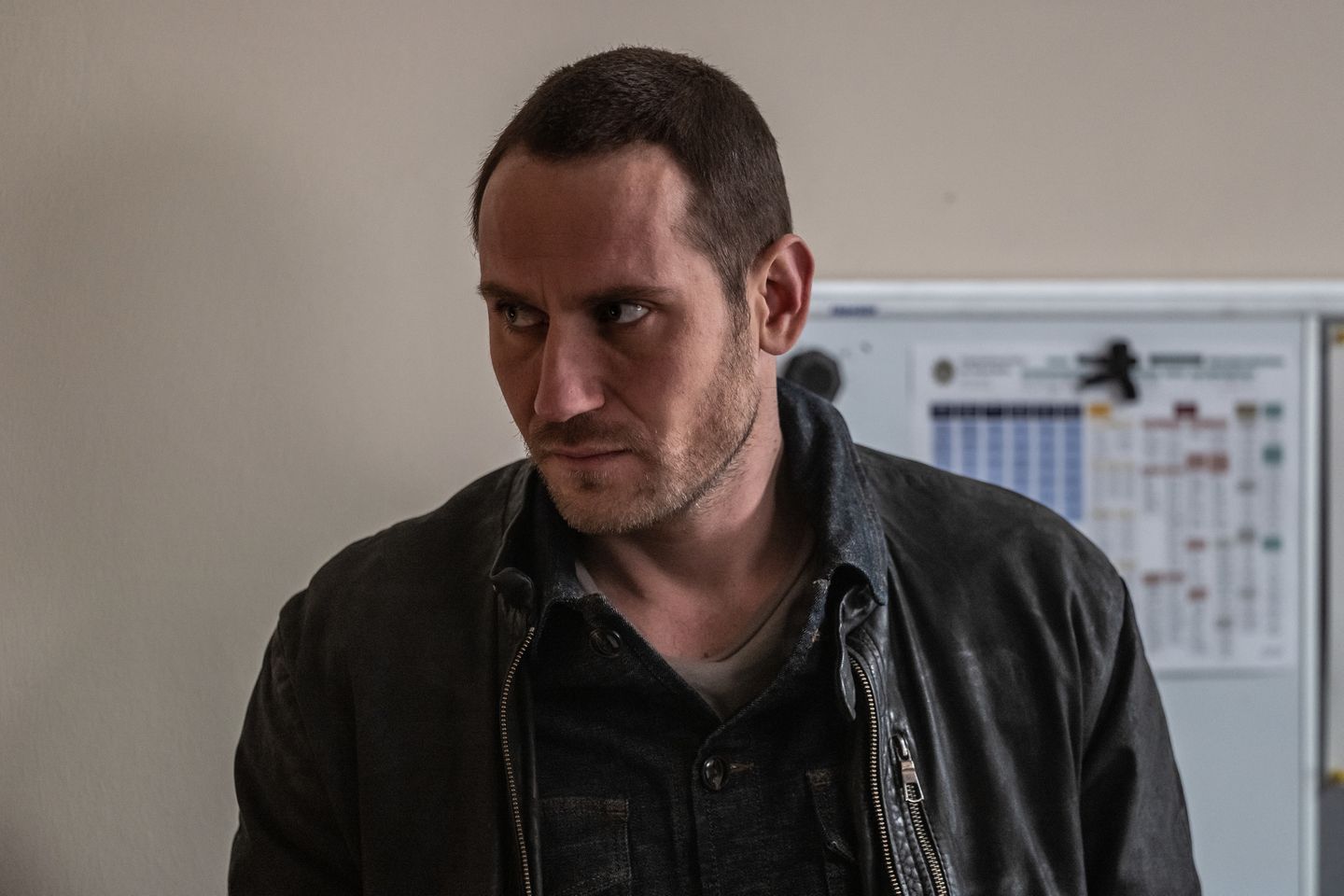 Frank Worms (Sebastian Zimmler) leitet die Mordermittlungen und ist entschlossen, den Fall mit allen Mitteln aufzuklären.