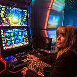 Der Grund für ihren gewaltigen Finanzbedarf: Sie ist spielsüchtig. Katja Riemann brilliert in der Rolle als kriminell gewordene Bürgersfrau und ist ein Grund zum Einschalten.