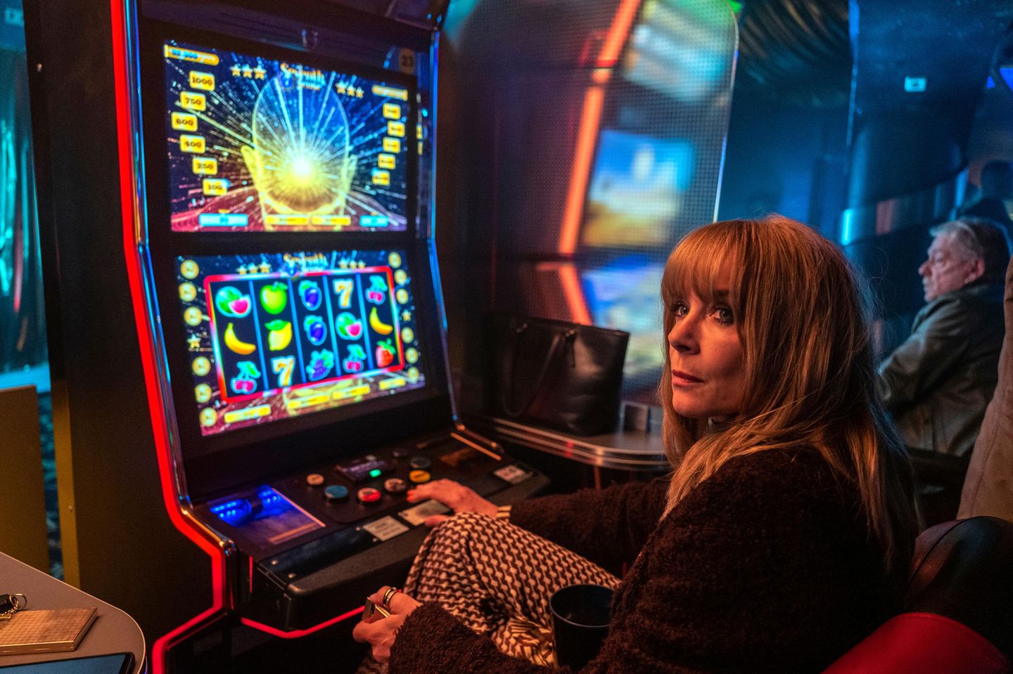 Der Grund für ihren gewaltigen Finanzbedarf: Sie ist spielsüchtig. Katja Riemann brilliert in der Rolle als kriminell gewordene Bürgersfrau und ist ein Grund zum Einschalten.