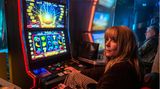 Der Grund für ihren gewaltigen Finanzbedarf: Sie ist spielsüchtig. Katja Riemann brilliert in der Rolle als kriminell gewordene Bürgersfrau und ist ein Grund zum Einschalten.