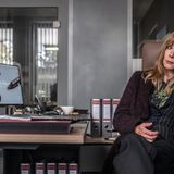 Der Täter war beim Überfall nicht allein: Er wurde von Paula Schönberg (Katja Riemann) begleitet. Die hat eigentlich einen seriösen Job in einem Unternehmen. Doch die Innenrevision verdächtigt sie, Gelder veruntreut zu haben.