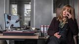 Der Täter war beim Überfall nicht allein: Er wurde von Paula Schönberg (Katja Riemann) begleitet. Die hat eigentlich einen seriösen Job in einem Unternehmen. Doch die Innenrevision verdächtigt sie, Gelder veruntreut zu haben.