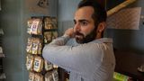 Der Raub geht auch deshalb schief, weil Hassan Merizadi (Kadi Khanjanpour) eingreift und versucht, seinen Laden zu verteidigen. Es geht ihm jedoch vor allem um die 30.000 Euro, die er kurz zuvor von der Bank abgehoben hat.  "Der Überfall" spielt an sechs aufeinanderfolgenden Tagen und erzählt aus verschiedenen Perspektiven. Das Drehbuch stammt von Stefan Kolditz ("Unsere Mütter, unsere Väter") und Katja Wenzel, die Regie führt Stephan Lacant.