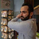 Der Raub geht auch deshalb schief, weil Hassan Merizadi (Kadi Khanjanpour) eingreift und versucht, seinen Laden zu verteidigen. Es geht ihm jedoch vor allem um die 30.000 Euro, die er kurz zuvor von der Bank abgehoben hat.  "Der Überfall" spielt an sechs aufeinanderfolgenden Tagen und erzählt aus verschiedenen Perspektiven. Das Drehbuch stammt von Stefan Kolditz ("Unsere Mütter, unsere Väter") und Katja Wenzel, die Regie führt Stephan Lacant.